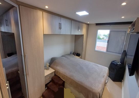 dormitório com armários planejados bem arejado