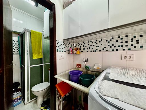 lavanderia e banheiro de apoio