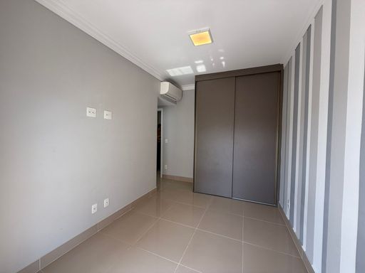 dormitório 2 com ar condicionado e armário planejado