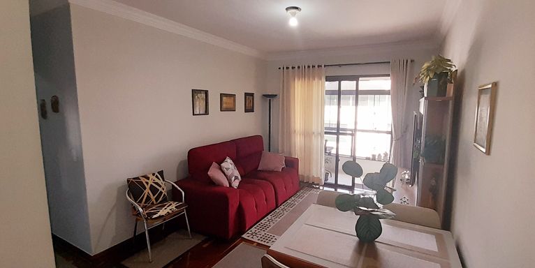 sala ampla integrada a sacada envidraçada com vista privilegiada a rua principal