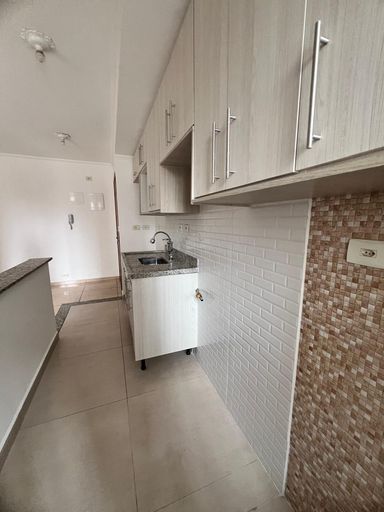 cozinha semi intregrada a sala 2 ambientes com acesso a entrada principal