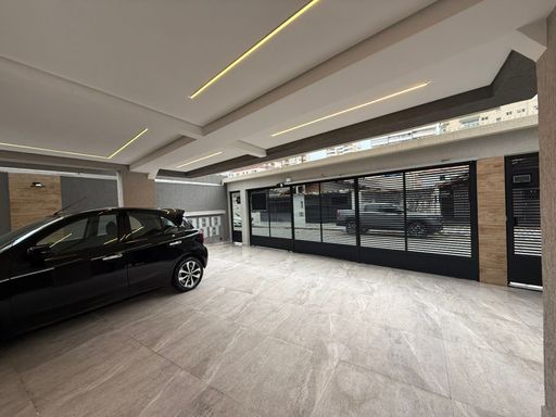 vaga de garagem coberta com sistema de iluminação em LED e portão automatizado