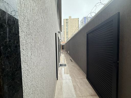 corredor de acesso a entrada principal com acabamento de primeiríssima qualidade