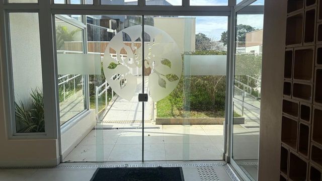 acesso ao espaço gourmet e área externa da piscina