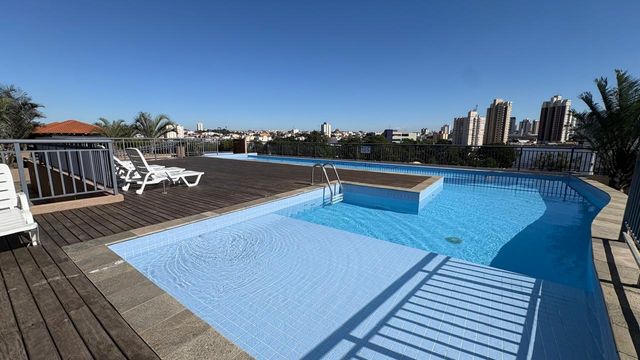 piscina com deck adulto e infantil e vista panorâmica ao Clube Atlético Aramaçan