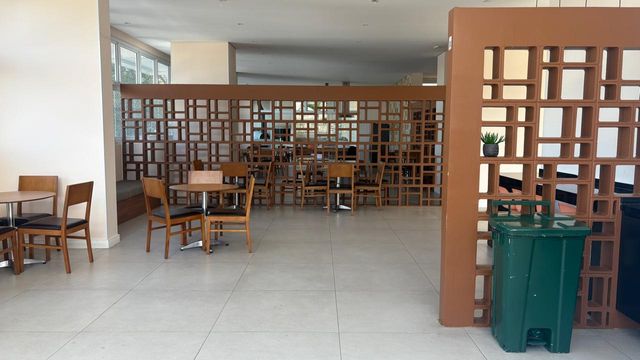 amplo salão de festas bem arejado