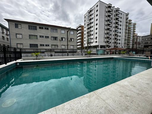 ampla piscina adulto e infantil com vista livre