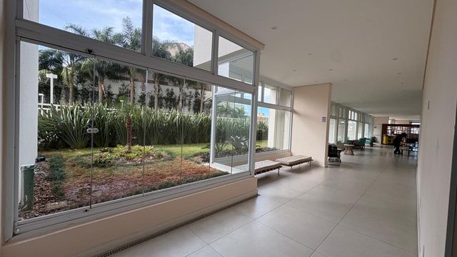 área de convivência com jardinagem impecável