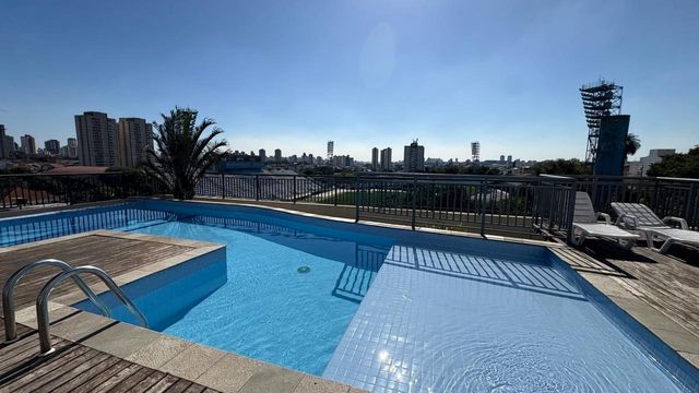 piscina com deck adulto e infantil e vista panorâmica ao Clube Atlético Aramaçan