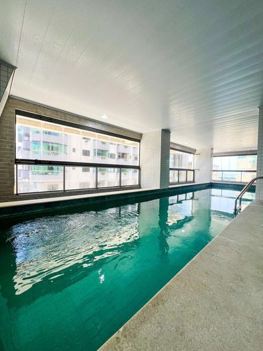 ampla piscina aquecida e coberta