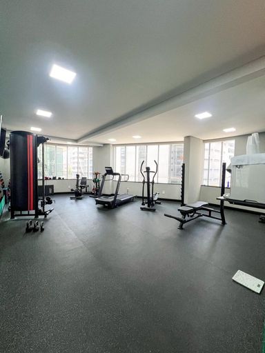 academia bem equipada e arejada