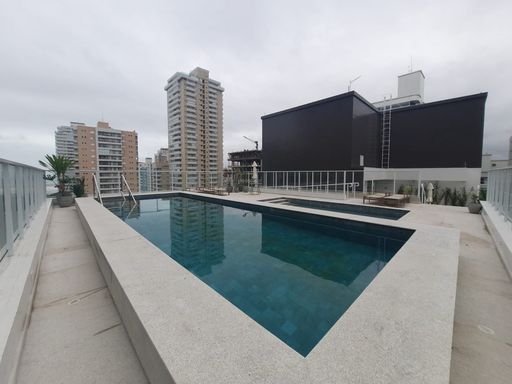 ampla piscina adulto e infantil na cobertura com vista privilegiada