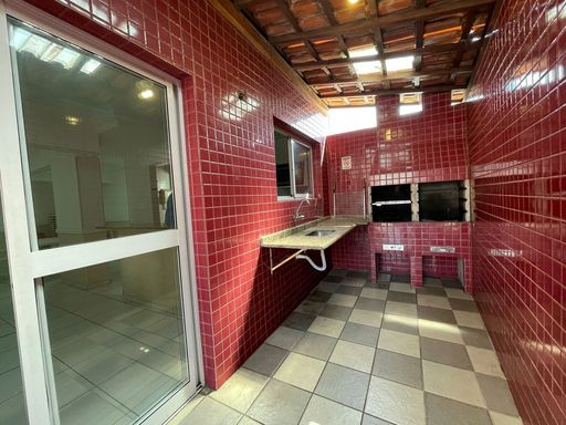 salão de festas com churrasqueira a carvão