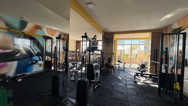 academia bem equipada e arejada