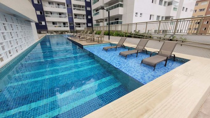 piscina climatizada com espelho d"agua