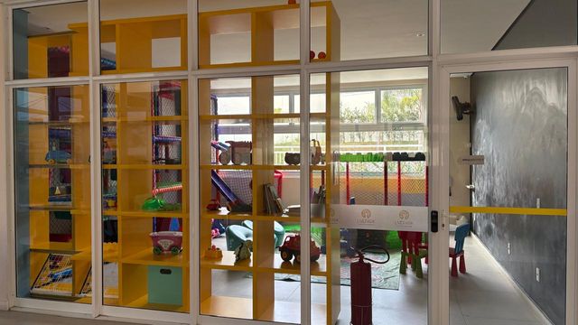 ampla brinquedoteca aconchegante e bem arejada