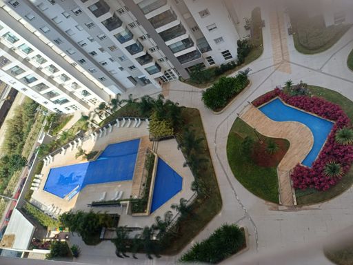 vista panorâmica da área da piscina