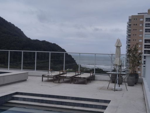 ampla piscina adulto e infantil na cobertura com vista privilegiada