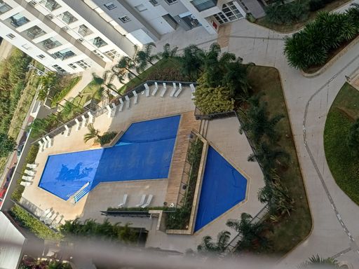 vista panorâmica da área da piscina