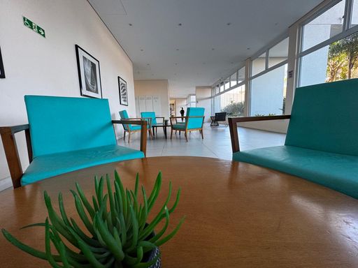 área de convivência com jardinagem impecável