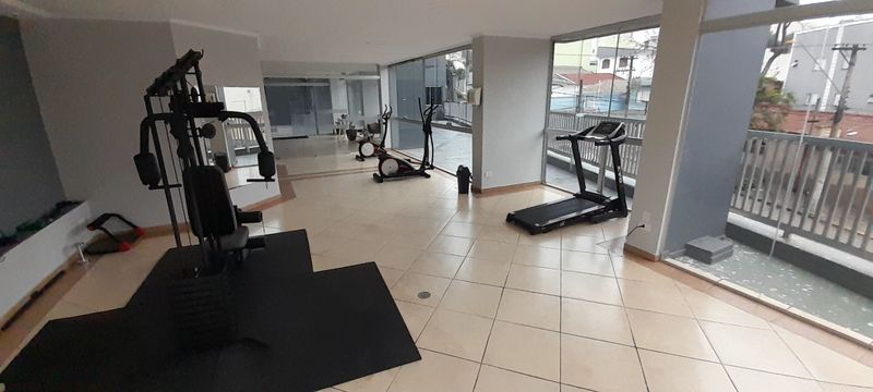 ampla academia arejada e vista livre
