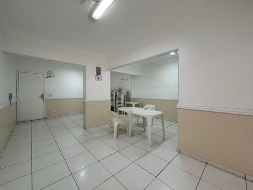 salão de festas semi integrado ao espaço da churrasqueira a carvão