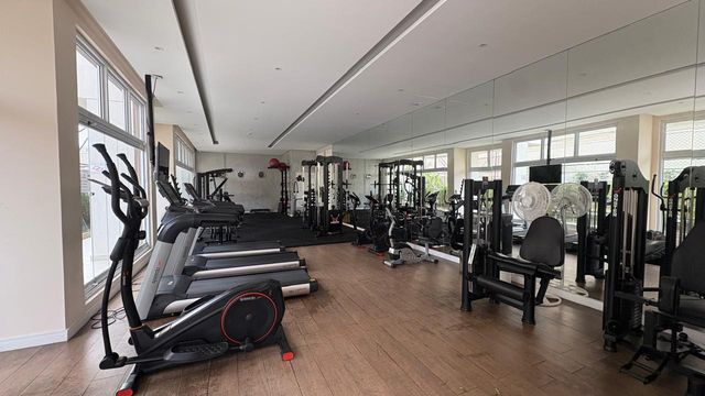 ampla academia moderna e bem equipada