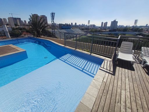 piscina com deck adulto e infantil e vista panorâmica ao Estádio de Futebol Bruno José Daniel