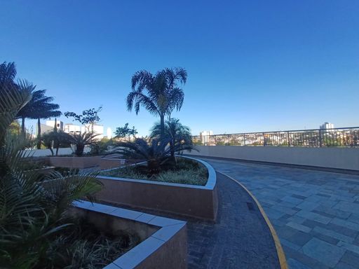 praça com vista panorâmica privilegiada ao Clube Atlético Aramaçan