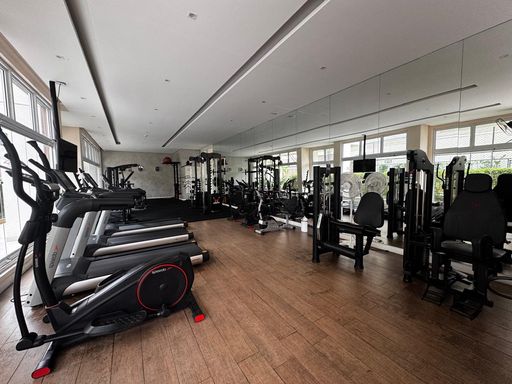 ampla academia moderna e bem equipada