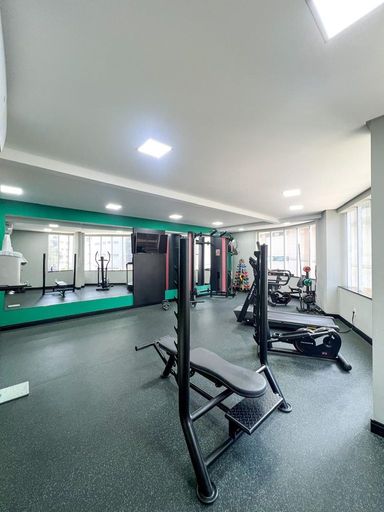 academia bem equipada e arejada