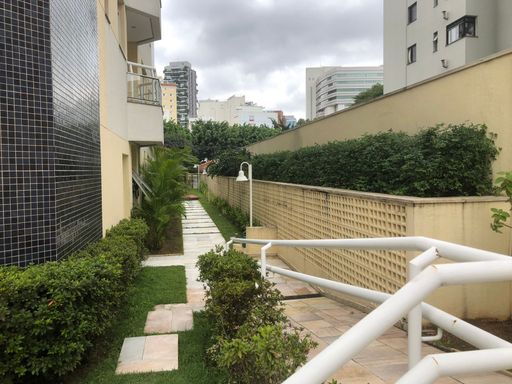 Vista lateral do jardim