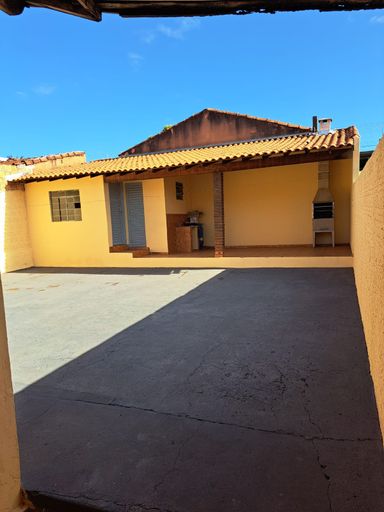 ÁREA COM CHURRASQUEIRA, BANHEIRO E QUARTO DE DESPENSA