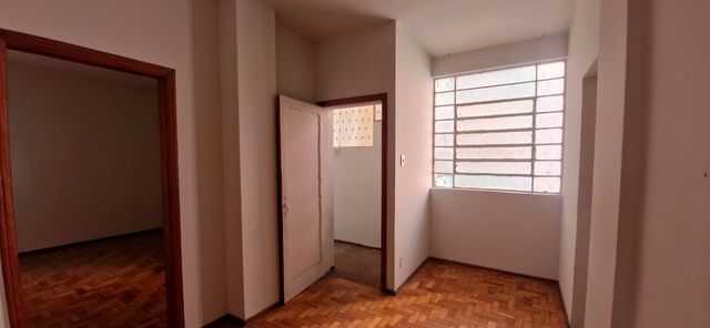 Vista da sala para a área de serviço