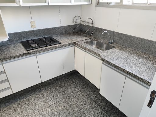 Cozinha com armários planejados