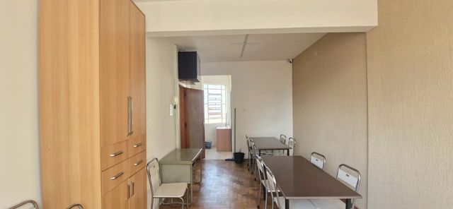 Espaço de coworking com internet de alta velocidade, banho social e cozinha