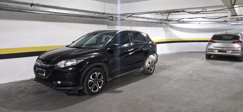 Vagas cobertas, demarcadas e espaçosas