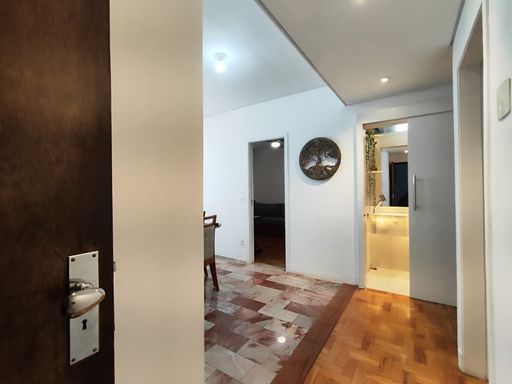 Vista da sala de estar para a sala de jantar