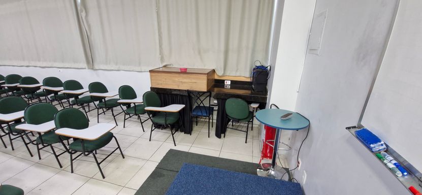 Sala 2 (instalações prontas para fazer uma cozinha)