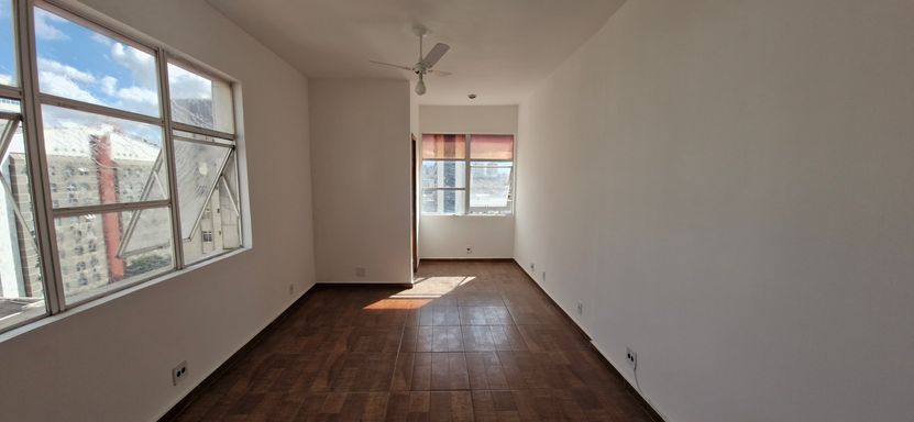 Sala ampla e arejada