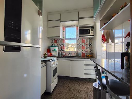 Cozinha, vista da área de serviço