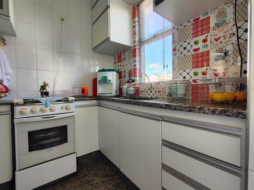 Cozinha com armários planejados