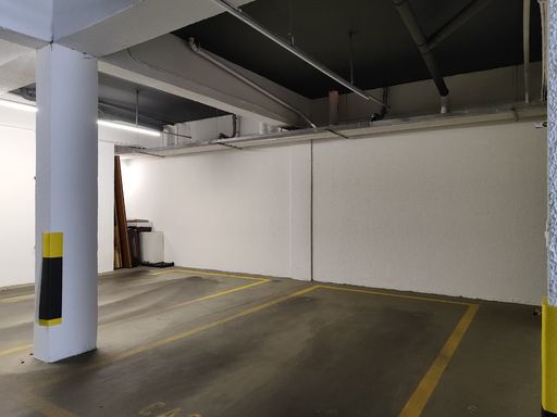 Vaga de garagem, livre, coberta e demarcada. Possui um pequeno depósito, que pode ser mantido aberto, utilizado como vaga de garagem para moto ou pode ser fechado.