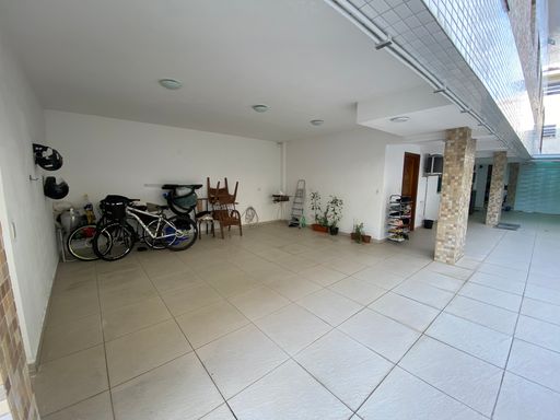 Espaço para 2 vagas com exaustor e saída de água com capacidade para churrasqueira