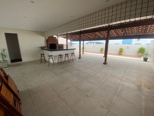 Salão com churrasqueira e forno de pizza