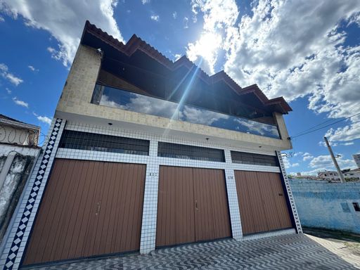 3 portas de garagem sendo uma de uma loja, outra da vaga da casa sobre posta e a outra da loja também