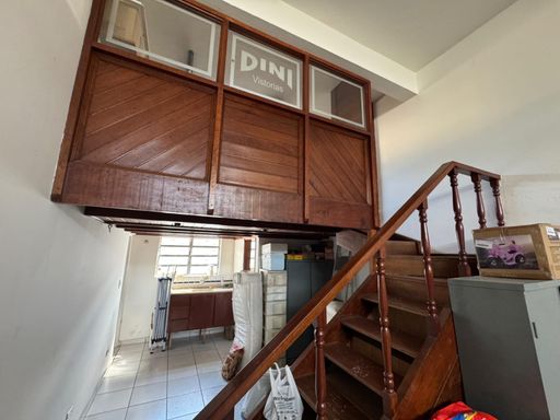 loja de uma das entradas de uma das garagens abaixo da casa sopreposta