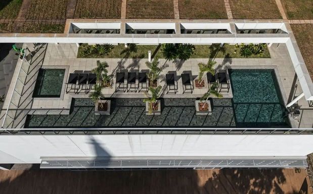 PISCINA EXTERNA COM DECK MOLHADO