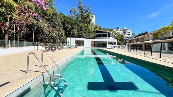 PISCINA COM RAIA