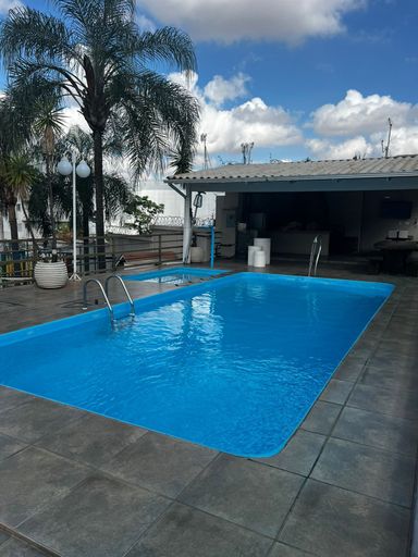 Piscina e espaço gourmet do condomínio